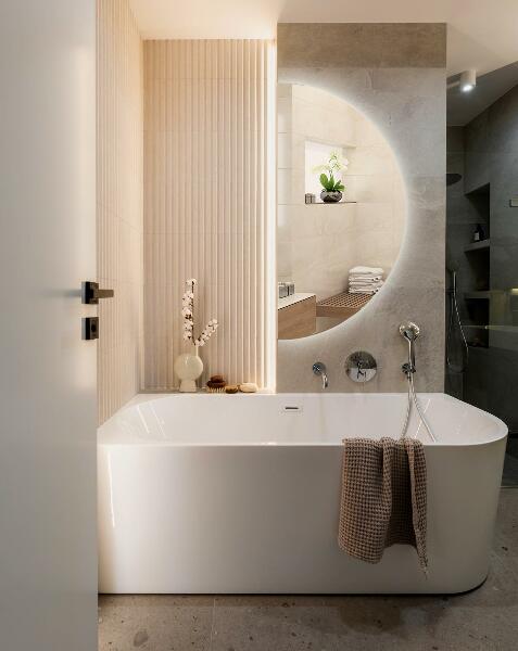 Půlkruhové zrcadlo bez rámu s osvětlením 25x50 cm