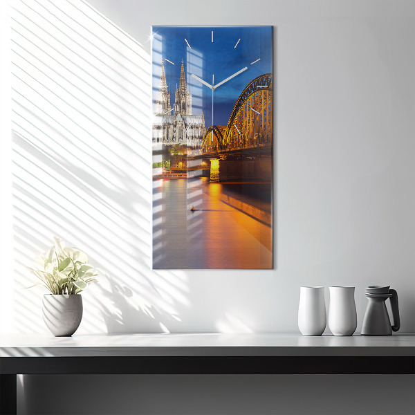 Vertikální skleněné hodiny Most v Německu