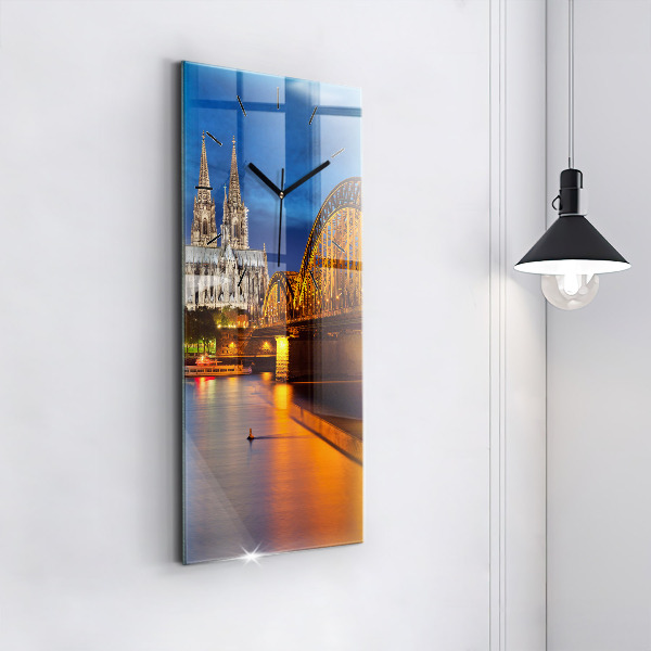 Vertikální skleněné hodiny Most v Německu