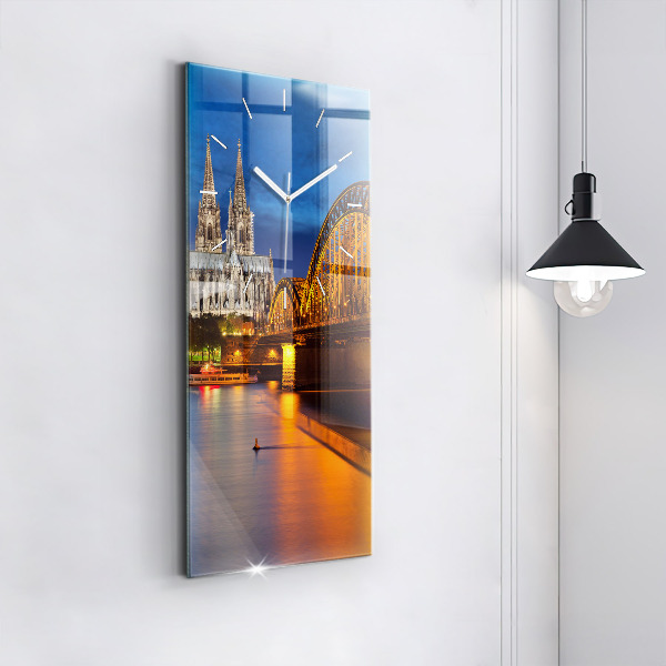 Vertikální skleněné hodiny Most v Německu