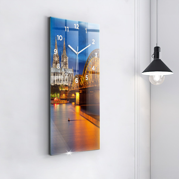 Vertikální skleněné hodiny Most v Německu