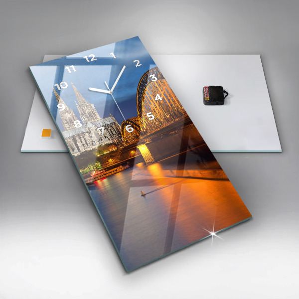 Vertikální skleněné hodiny Most v Německu