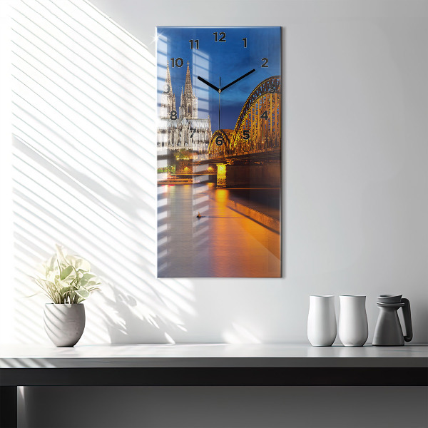 Vertikální skleněné hodiny Most v Německu