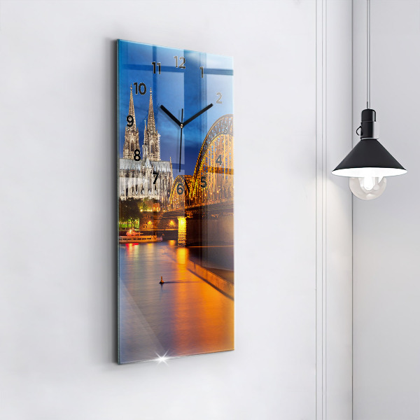 Vertikální skleněné hodiny Most v Německu