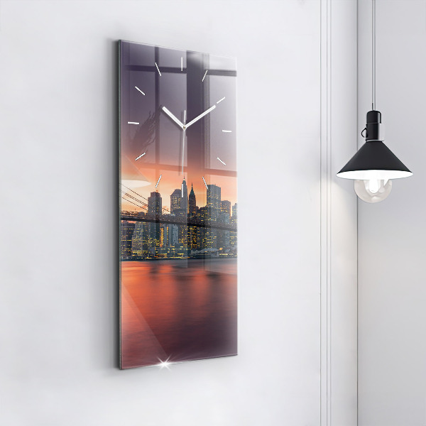 Vertikální skleněné hodiny Východní řeka v New Yorku