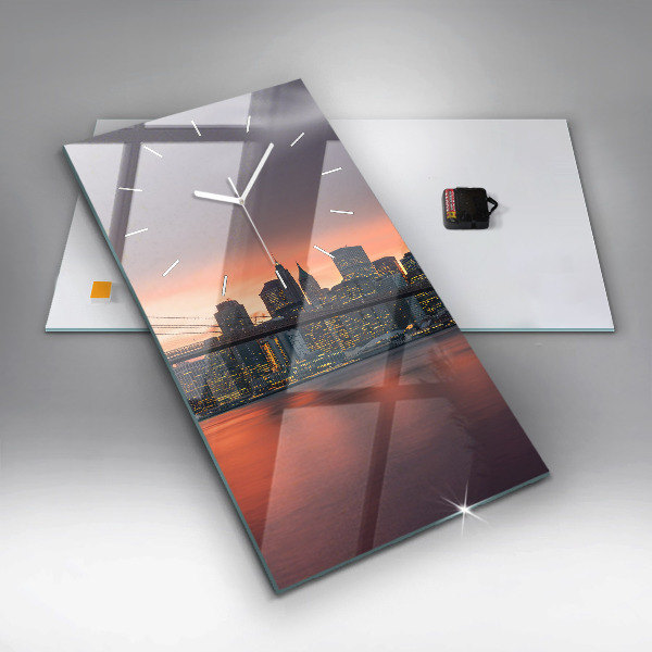 Vertikální skleněné hodiny Východní řeka v New Yorku