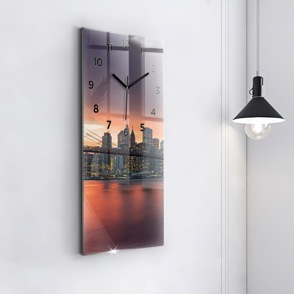 Vertikální skleněné hodiny Východní řeka v New Yorku