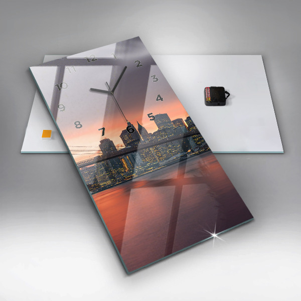 Vertikální skleněné hodiny Východní řeka v New Yorku