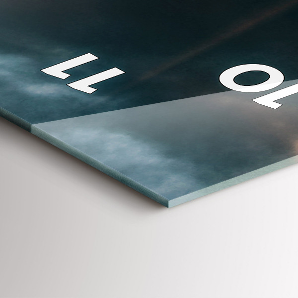 Vertikální skleněné hodiny Eiffelova věž na pozadí mraků