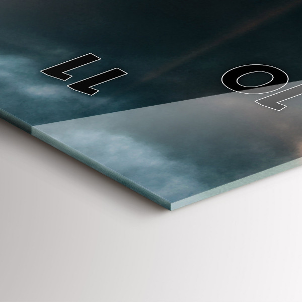 Vertikální skleněné hodiny Eiffelova věž na pozadí mraků