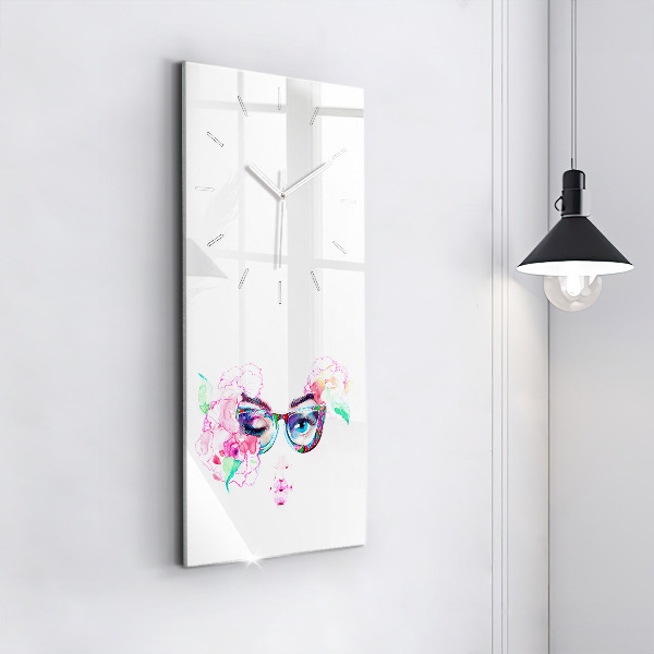 Vertikální skleněné hodiny Žena s brýlemi