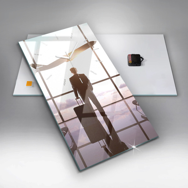 Vertikální skleněné hodiny Muž na letišti