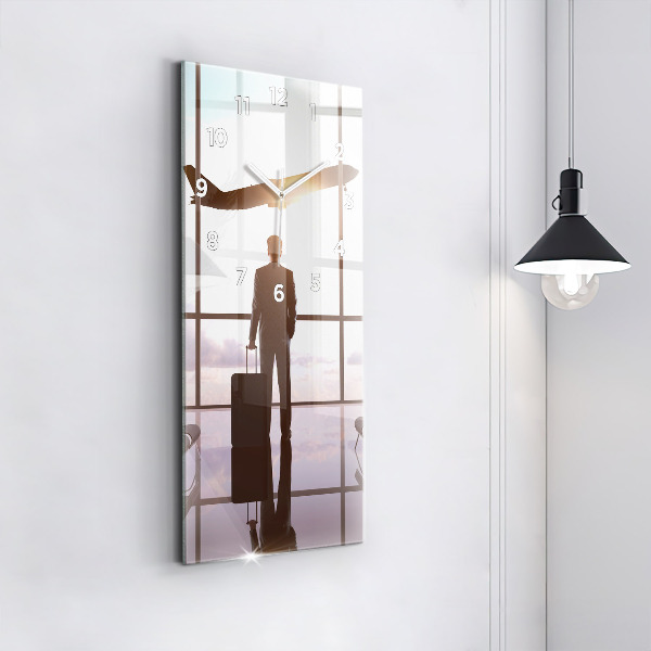Vertikální skleněné hodiny Muž na letišti