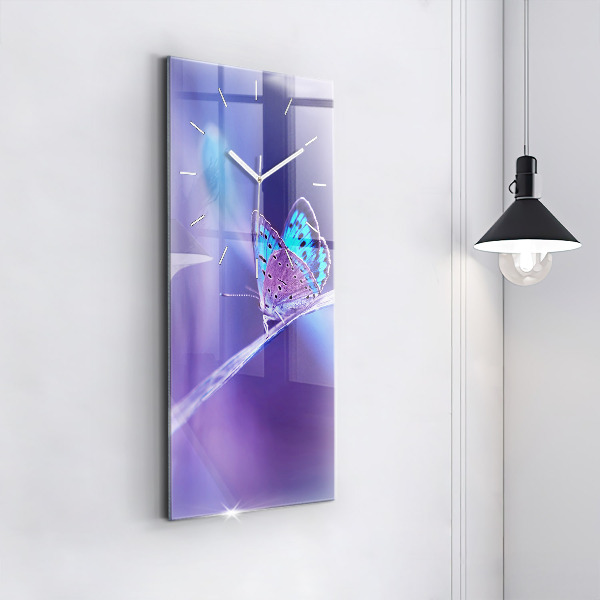 Vertikální skleněné hodiny Motýl na trávě
