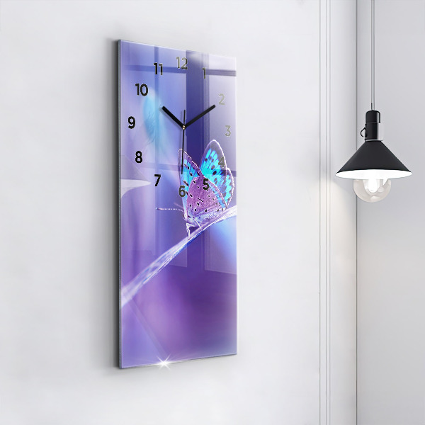 Vertikální skleněné hodiny Motýl na trávě