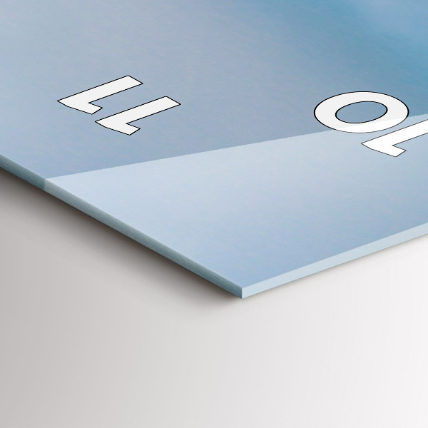 Vertikální skleněné hodiny Hlava žirafy na pozadí oblohy