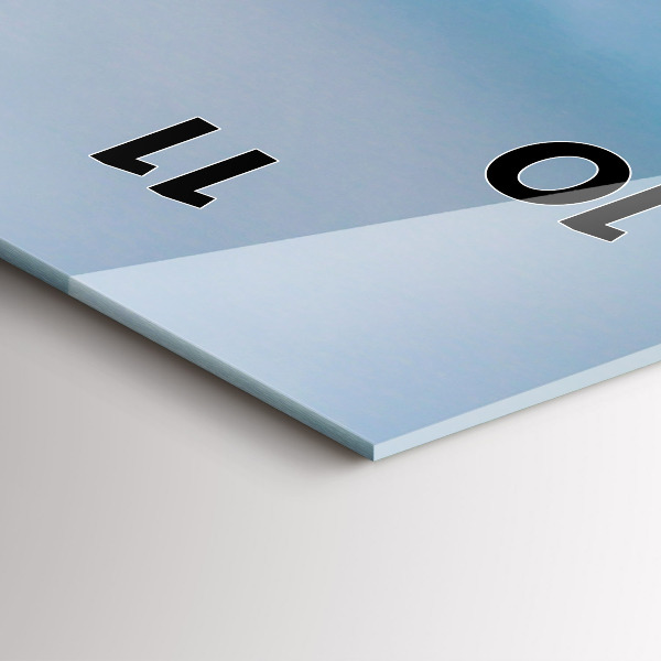 Vertikální skleněné hodiny Hlava žirafy na pozadí oblohy