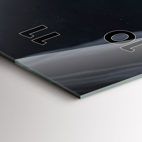 Vertikální skleněné hodiny Muž na měsíčním pozadí