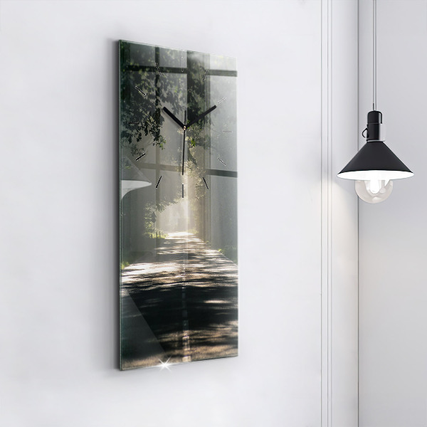 Vertikální nástěnné hodiny Lesní cesta a pruhy slunce