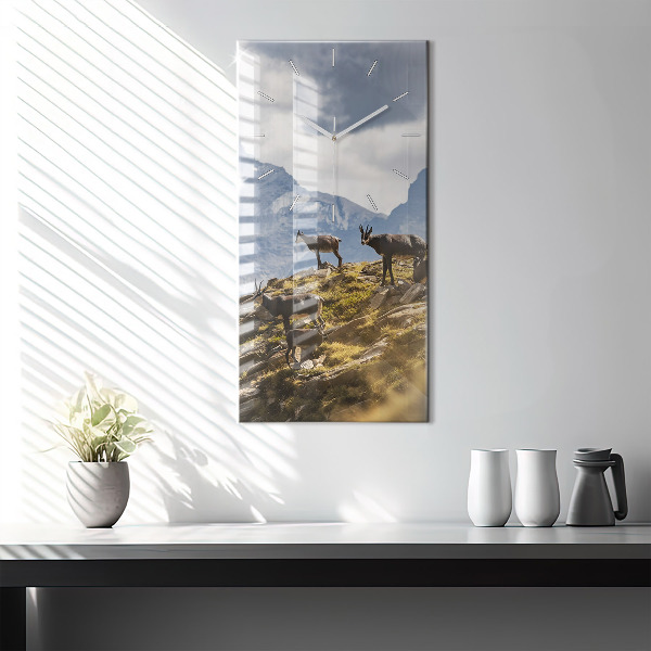 Vertikální nástěnné hodiny Koza v údolí Aosta