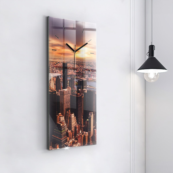 Vertikální nástěnné hodiny Panorama města na západ