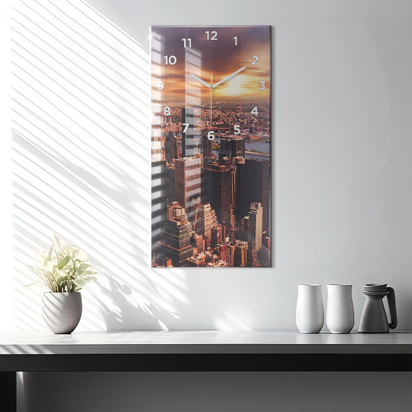 Vertikální nástěnné hodiny Panorama města na západ