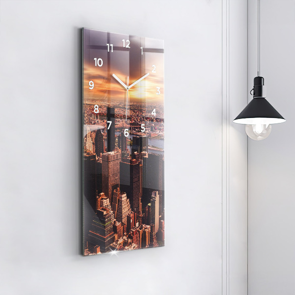 Vertikální nástěnné hodiny Panorama města na západ