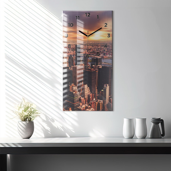 Vertikální nástěnné hodiny Panorama města na západ