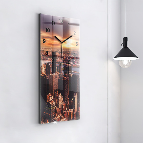 Vertikální nástěnné hodiny Panorama města na západ