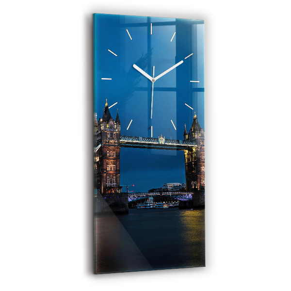 Vertikální nástěnné hodiny Tower Bridge Londýn v noci