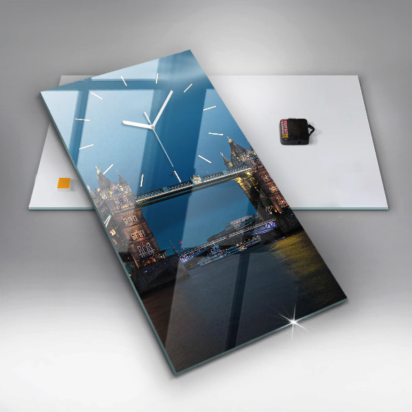 Vertikální nástěnné hodiny Tower Bridge Londýn v noci