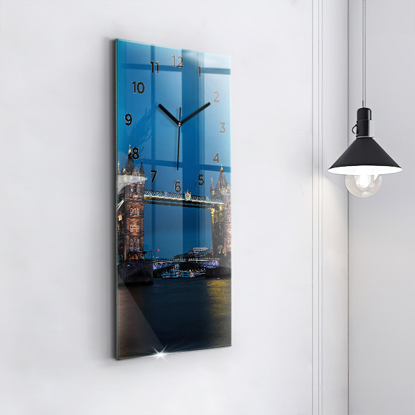 Vertikální nástěnné hodiny Tower Bridge Londýn v noci