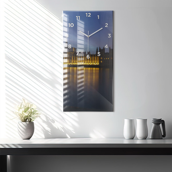 Vertikální nástěnné hodiny Winchesterský palác v Londýně