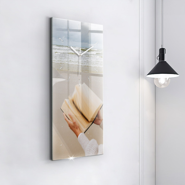 Vertikální nástěnné hodiny Chvíle s knihou