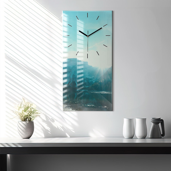 Vertikální nástěnné hodiny Hora a řeka v Polsku