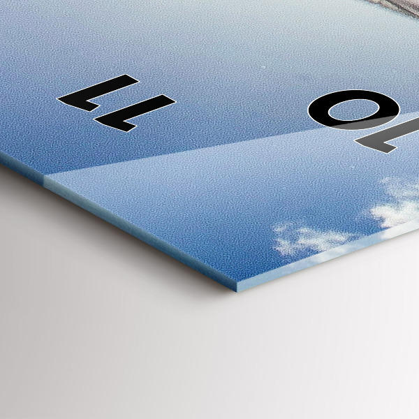 Vertikální nástěnné hodiny Polská vlajka na pozadí oblohy