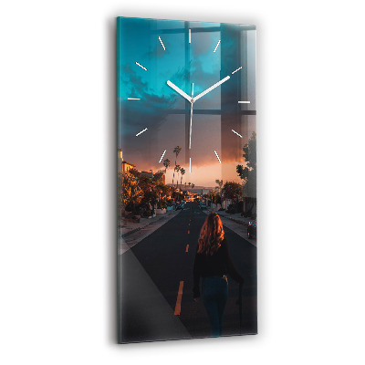 Vertikální nástěnné hodiny Žena na silnici