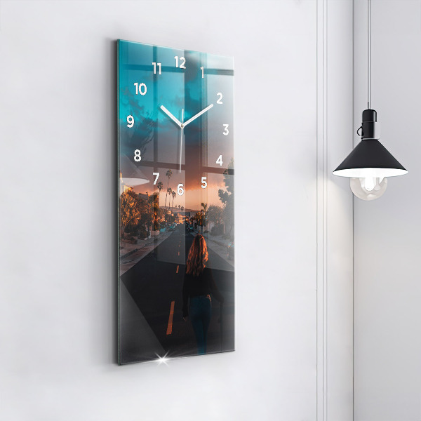 Vertikální nástěnné hodiny Žena na silnici