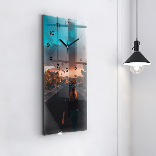 Vertikální nástěnné hodiny Žena na silnici