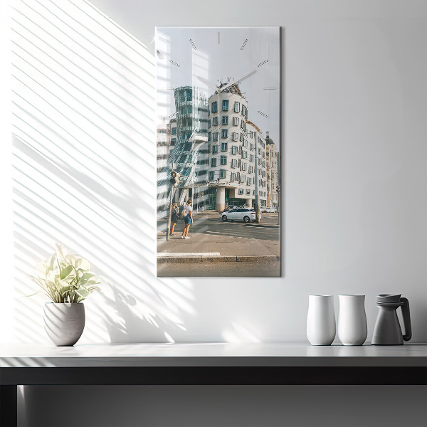 Vertikální nástěnné hodiny Tančící dům Praha