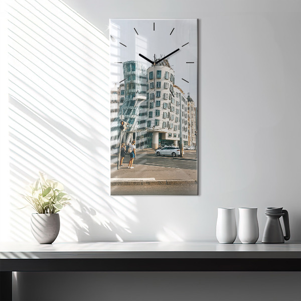 Vertikální nástěnné hodiny Tančící dům Praha