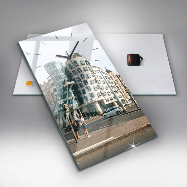 Vertikální nástěnné hodiny Tančící dům Praha