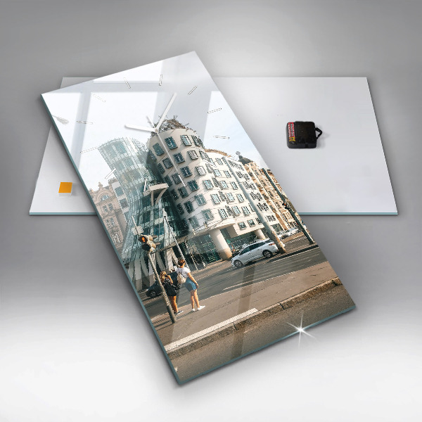 Vertikální nástěnné hodiny Tančící dům Praha