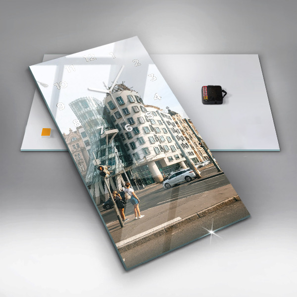 Vertikální nástěnné hodiny Tančící dům Praha