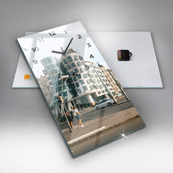 Vertikální nástěnné hodiny Tančící dům Praha