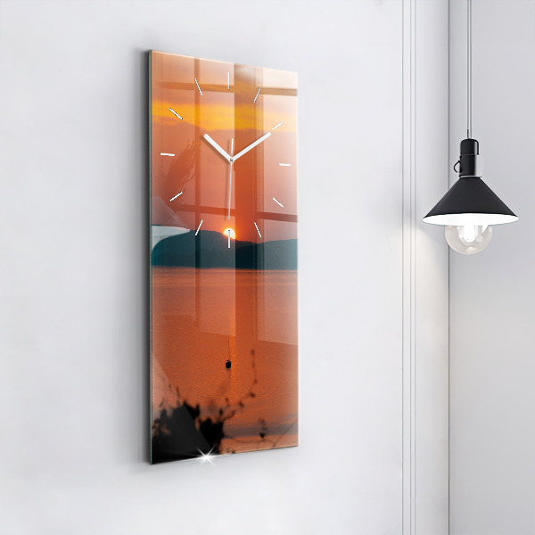 Vertikální nástěnné hodiny Balaton ve večerních hodinách