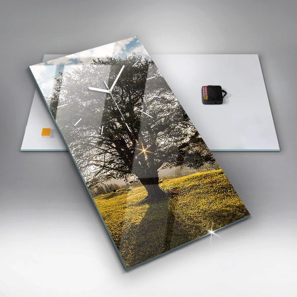 Vertikální nástěnné hodiny Strom na kopci