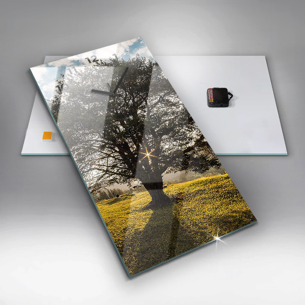 Vertikální nástěnné hodiny Strom na kopci