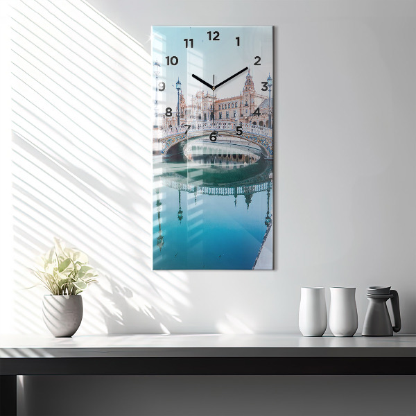 Vertikální nástěnné hodiny Španělské náměstí v Seville