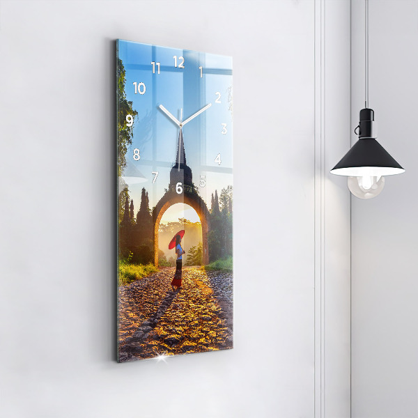 Vertikální skleněné hodiny Park Surat Thani v Thajsku